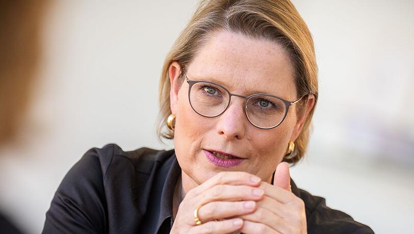 Heimlich etwa den bekleideten Po von anderen Menschen zu filmen, soll aus Sicht von Bundesjustizministerin Stefanie Hubig strafbar werden. (Archivbild) Heimlich etwa den bekleideten Po von anderen Menschen zu filmen, soll aus Sicht von Bundesjustizministerin Stefanie Hubig strafbar werden. (Archivbild)