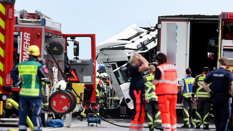 Zahlreiche Kr&auml;fte von Polizei, Feuerwehr und Rettungsdienst waren nach dem Unfall im Einsatz.