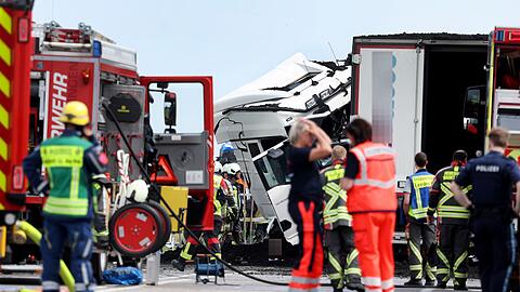 Zahlreiche Kr&auml;fte von Polizei, Feuerwehr und Rettungsdienst waren nach dem Unfall im Einsatz.