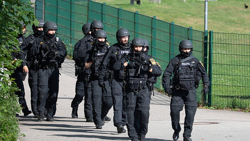 Bewaffnete Polizisten umstellen die Schule im oberbayerischen Schongau.