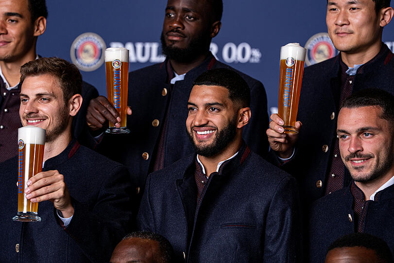 Die Stars des FC Bayern beim alljährlichen Lederhosen-Shooting von Paulaner. Die Stars des FC Bayern beim alljährlichen Lederhosen-Shooting von Paulaner.