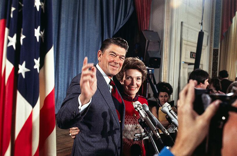 An der Seite seiner Frau Nancy gibt Ronald Reagan 1975 seine Kandidatur für die Nominierung als Präsidentschaftskandidat der Republikaner bekannt. An der Seite seiner Frau Nancy gibt Ronald Reagan 1975 seine Kandidatur für die Nominierung als Präsidentschaftskandidat der Republikaner bekannt.