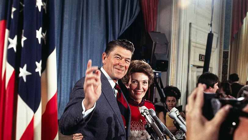 An der Seite seiner Frau Nancy gibt Ronald Reagan 1975 seine Kandidatur für die Nominierung als Präsidentschaftskandidat der Republikaner bekannt. An der Seite seiner Frau Nancy gibt Ronald Reagan 1975 seine Kandidatur für die Nominierung als Präsidentschaftskandidat der Republikaner bekannt.
