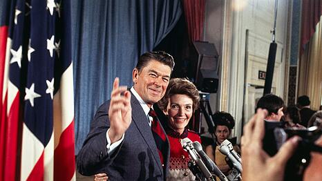 An der Seite seiner Frau Nancy gibt Ronald Reagan 1975 seine Kandidatur f&uuml;r die Nominierung als Pr&auml;sidentschaftskandidat der Republikaner bekannt.