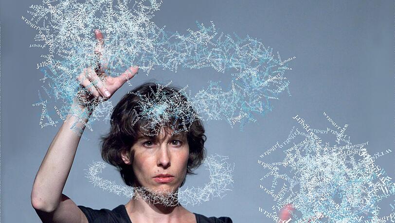 Stellen wir uns vor, man könnte mit jeder Bewegung Worte in die Luft zaubern. „Wrgsgrf“ heißt das Solo von Sabine Karb. Stellen wir uns vor, man könnte mit jeder Bewegung Worte in die Luft zaubern. „Wrgsgrf“ heißt das Solo von Sabine Karb.