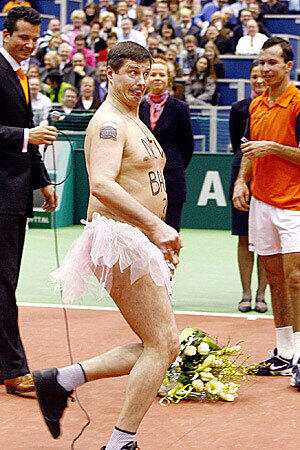 Auch solche Sportarten wie Tennis werden von Flitzern heimgesucht. Dieser traute sich im Tutu.
