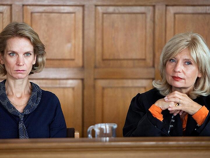 Szenenbild aus "Der Dicke": Isabel von Brede (Sabine Postel, r.) vertritt vor Gericht die Bankangestellte Corinna Melzer (Judith Engel, l.), der fünf Jahre Gefängnis drohen.