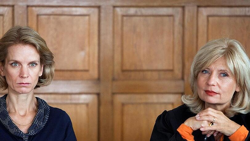 Szenenbild aus "Der Dicke": Isabel von Brede (Sabine Postel, r.) vertritt vor Gericht die Bankangestellte Corinna Melzer (Judith Engel, l.), der fünf Jahre Gefängnis drohen. Szenenbild aus "Der Dicke": Isabel von Brede (Sabine Postel, r.) vertritt vor Gericht die Bankangestellte Corinna Melzer (Judith Engel, l.), der fünf Jahre Gefängnis drohen.
