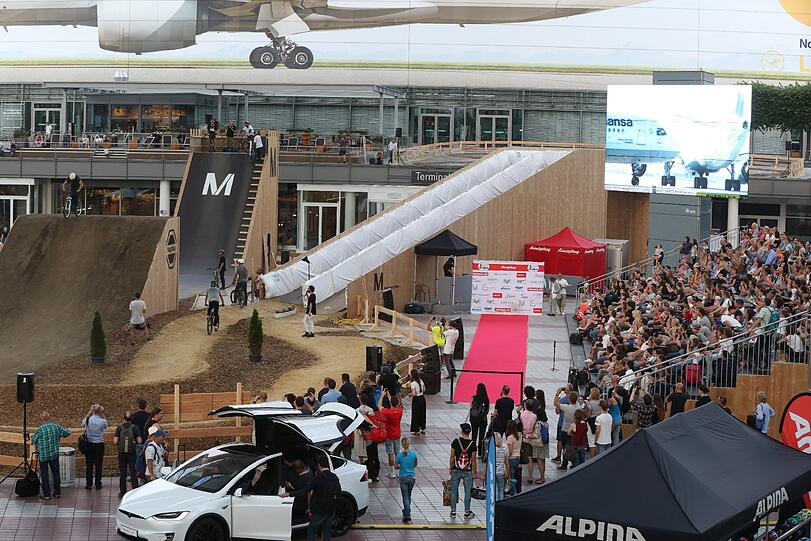Models und Mountainbiker am Flughafen: Die Bilder vom "Schöne Münchnerin"-Wildcard-Event beim "Bike & Style"-Festival zum Durchklicken.