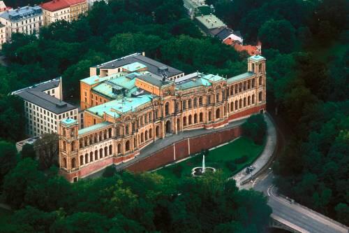 Am Maximilianeum in Haidhausen beginnt die Stadtteilführung der Freunde Haidhausens nächsten Sonntag.