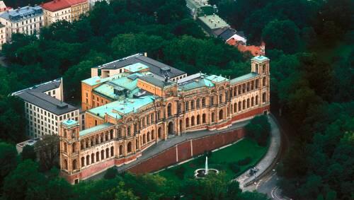 Am Maximilianeum in Haidhausen beginnt die Stadtteilführung der Freunde Haidhausens nächsten Sonntag. Am Maximilianeum in Haidhausen beginnt die Stadtteilführung der Freunde Haidhausens nächsten Sonntag.