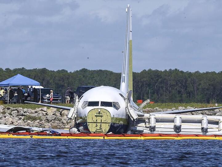 Havarierte Boeing 737 im St.-Johns-Fluss bei Jacksonville. Der vom US-Militär gecharterte Passagierjet ist bei schlechtem Wetter von der Landebahn ins Wasser gerutscht.