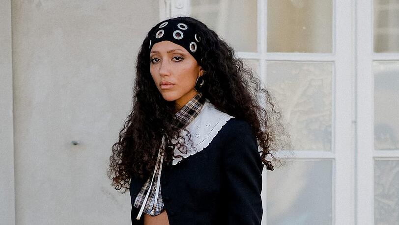 Haarreifen und Haarbändern sind wieder zurück in der Mode: Wie hier bei einem Streetstyle-Look während der Fashion Week in Kopenhagen.
