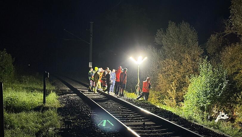 Der 23-jährige Autofahrer und sein Beifahrer starben vermutlich direkt beim Zusammenprall mit dem Zug.