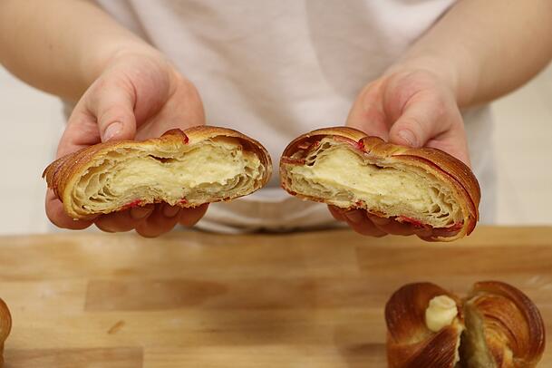 Da läuft einem das Wasser im Munde zusammen: Plunder-Schleifen mit Vanillepudding. Da läuft einem das Wasser im Munde zusammen: Plunder-Schleifen mit Vanillepudding.