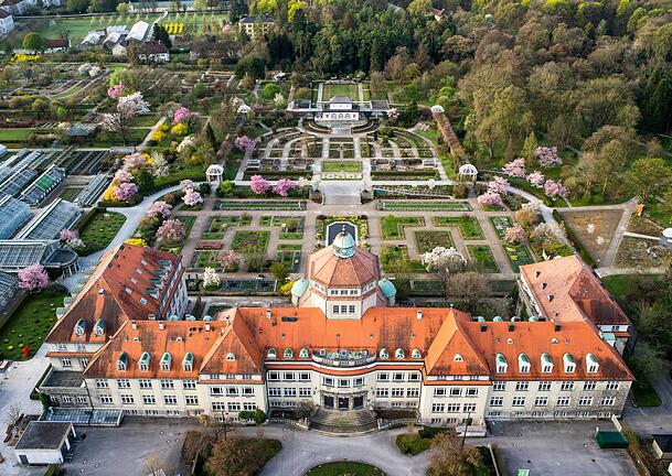 Auch dieser Einblick bleibt normalerweise verborgen: Blick hinter das Hauptgebäude des 21 Hektar großen Botanischen Gartens an der Menzinger Straße. Auch dieser Einblick bleibt normalerweise verborgen: Blick hinter das Hauptgebäude des 21 Hektar großen Botanischen Gartens an der Menzinger Straße.