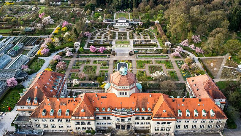 Auch dieser Einblick bleibt normalerweise verborgen: Blick hinter das Hauptgebäude des 21 Hektar großen Botanischen Gartens an der Menzinger Straße. Auch dieser Einblick bleibt normalerweise verborgen: Blick hinter das Hauptgebäude des 21 Hektar großen Botanischen Gartens an der Menzinger Straße.