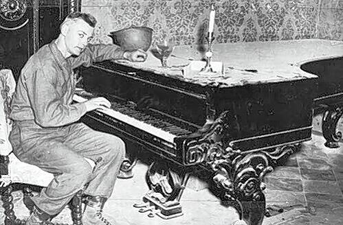 Unteroffizier Lester Carlton am Flügel von Richard Wagner in Bayreuth.