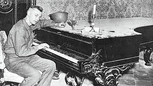 Unteroffizier Lester Carlton am Flügel von Richard Wagner in Bayreuth. Unteroffizier Lester Carlton am Flügel von Richard Wagner in Bayreuth.