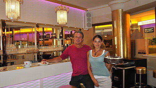 Lassen im Gold-Café Opera Glamour und Moderne verschmelzen: Inhaber Horst Engel und Café-Leiterin Lilia Moritz.