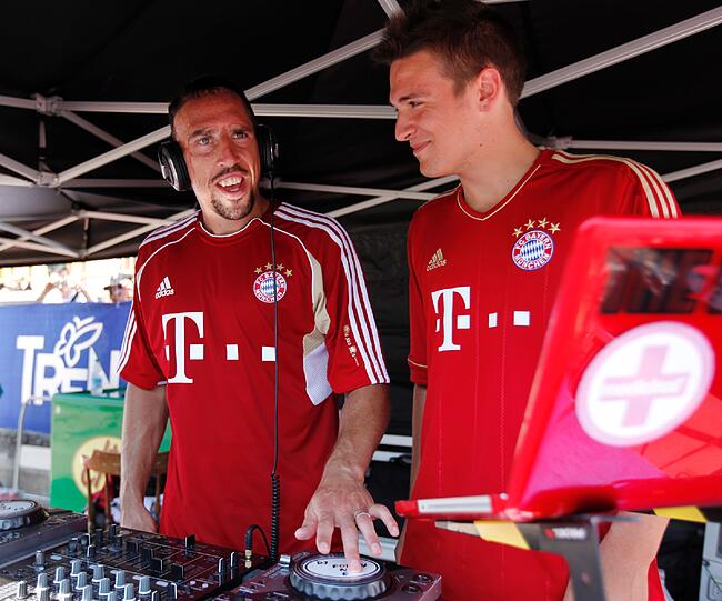Spaßvogel Ribéry macht die Musik: Der Bayern-star übernahm im Trainingslager kurzerhand das DJ-Pult. Die Bilder