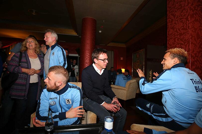 Launiger Abend im "Piano Room" des Mannschaftshotels der Löwen: Die 1860-Kicker trafen auf die Fans und tauschten sich rege mit den Anhängern aus.