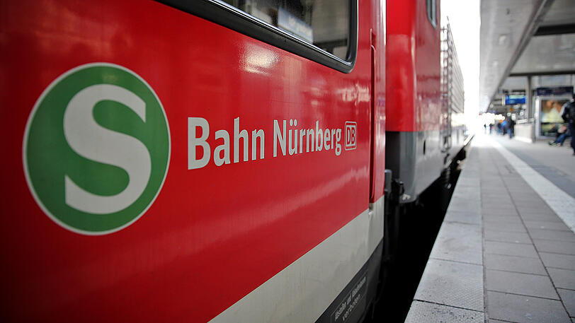 Der Lokführer der S-Bahn konnte nicht mehr rechtzeitig abbremsen und überrollte den 21-Jährigen. Wie durch ein Wunder blieb er unverletzt. (Archivbild)