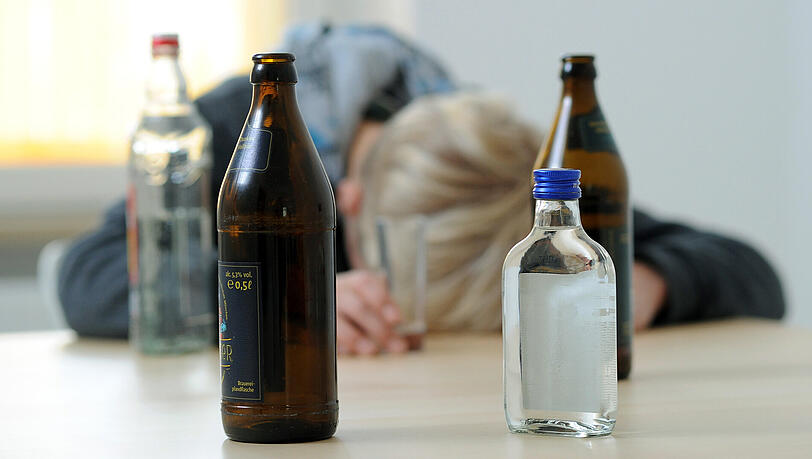 Volksdroge Alkohol - Jährlich sterben in Bayern über 1700 Menschen an alkoholbedingten Krankheiten. Volksdroge Alkohol - Jährlich sterben in Bayern über 1700 Menschen an alkoholbedingten Krankheiten.