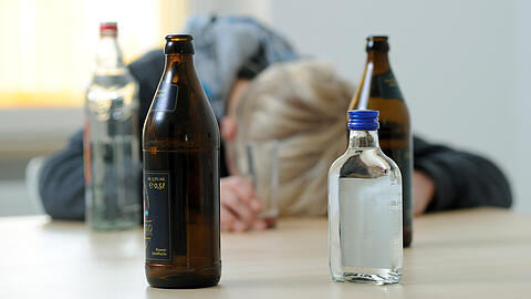 Volksdroge Alkohol - Jährlich sterben in Bayern über 1700 Menschen an alkoholbedingten Krankheiten.