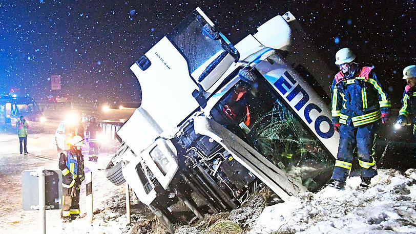 Der Lkw war im Schneetreiben in einen Schutzwall gefahren und kippte um. Die Ausfahrt Hofolding war lange gesperrt.