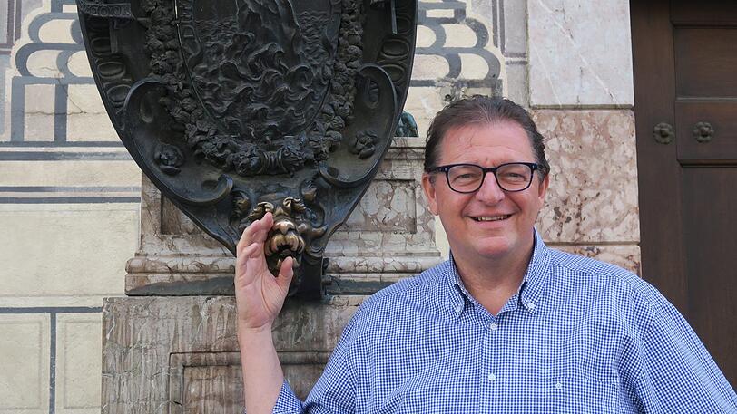 Bernhard Klier holt sich beim Löwen an der Residenz Glück ab, kann man gerade ja brauchen.