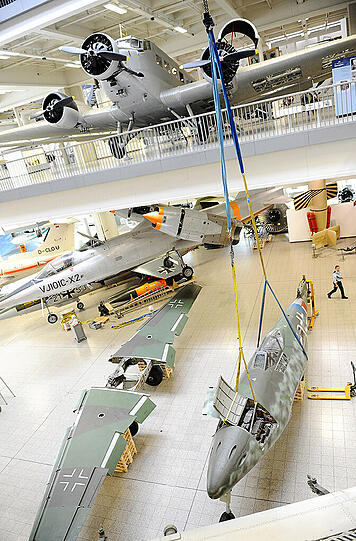 Im Deutschen Museum werden derzeit die Flugzeuge abgebaut. Sie werden während der Sanierung des Museums in der Flugwerft Schleißheim zwischengelagert.