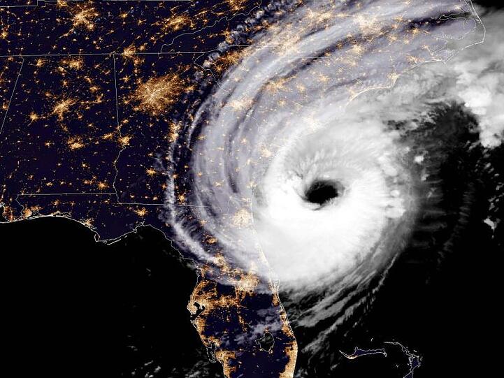 Ein Satellitenbild zeigt den Hurrikan Dorian bei Nacht vor der Küste des US-Bundesstaats Georgia.