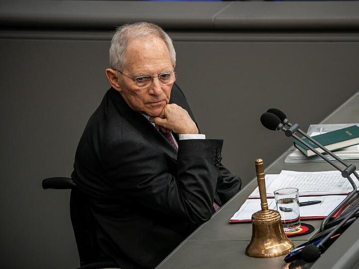 Wolfgang Schäuble (CDU) verfolgt eine Sitzung im Bundestag. Foto: Michael Kappeler/dpa/Archivbild