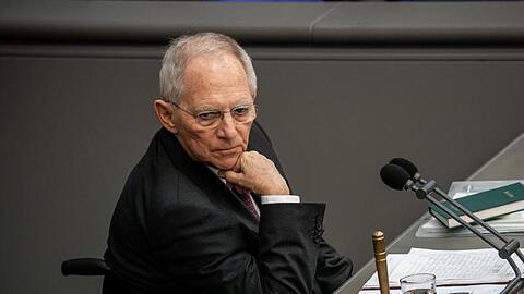 Wolfgang Schäuble (CDU) verfolgt eine Sitzung im Bundestag. Foto: Michael Kappeler/dpa/Archivbild