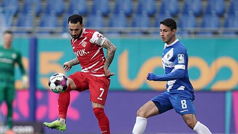 Würzburgs Mitja Lotric (l) und Darmstadts Fabian Schnellhardt im Zweitliga-Spiel im Duell.