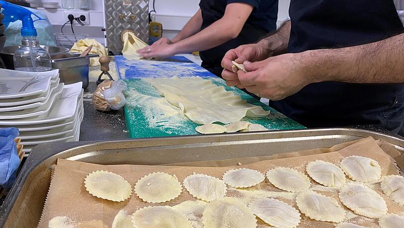 Die Pasta für die mediterranen Gerichte bereitet ihr Mann Daniel De Vita jeden Tag frisch im Laden zu. Die Pasta für die mediterranen Gerichte bereitet ihr Mann Daniel De Vita jeden Tag frisch im Laden zu.