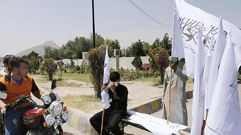 Neue Machthaber, neue Fahne: In Kabul werden Flaggen der Taliban verkauft.