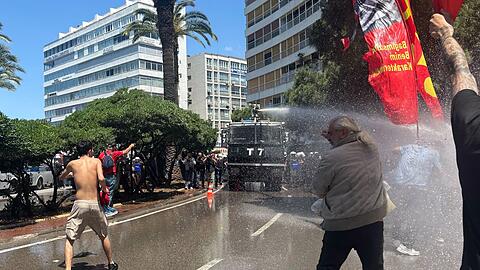 Die Polizei setzt Wasserwerfer gegen Demonstranten ein.