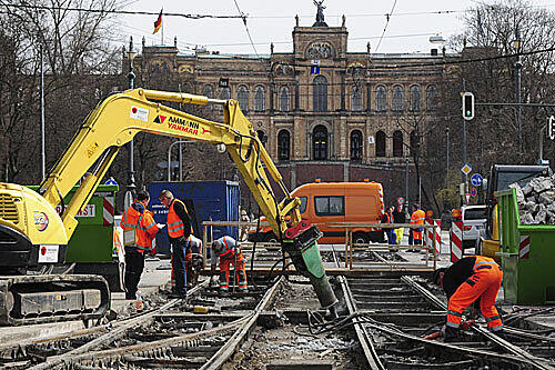 Großbaustelle: Am Maxmonument unterhalb des Maximilianeums werden bis 11. April vier ausgediente Weichen ausgewechselt.
