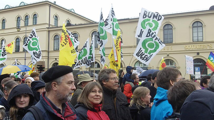 Trotz strömenden Regens haben am Samstagnachmittag rund 30.000 Menschen an einer Kundgebung
gegen Atomenergie auf dem Münchner Odeonsplatz teilgenommen. Sehen Sie hier die besten Bilder der Aktion.