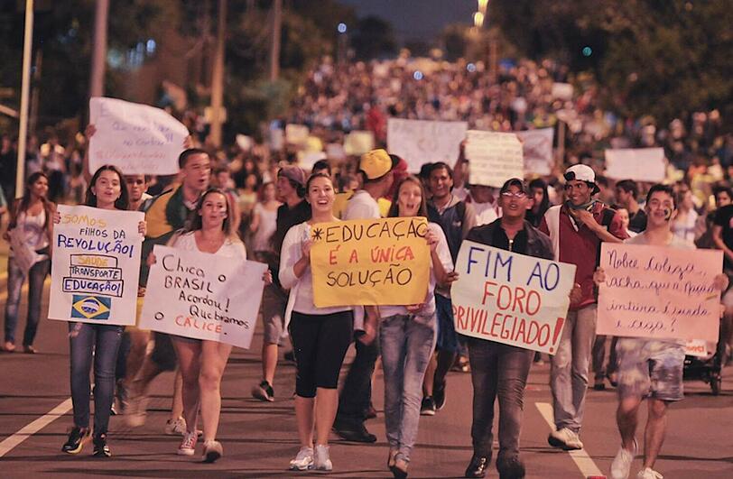 Knapp ein Jahr vor der Fußball-WM in Brasilien erlebt das Land einen ungeahnten Sturm des Protestes.