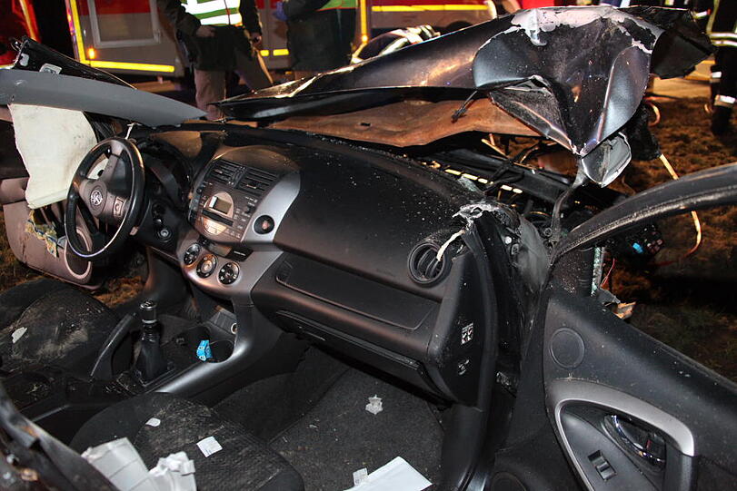 Schwerer Unfall auf der Staatsstraße 2550 bei Altötting. Der Fahrer des Wagens starb noch am Unfallort.