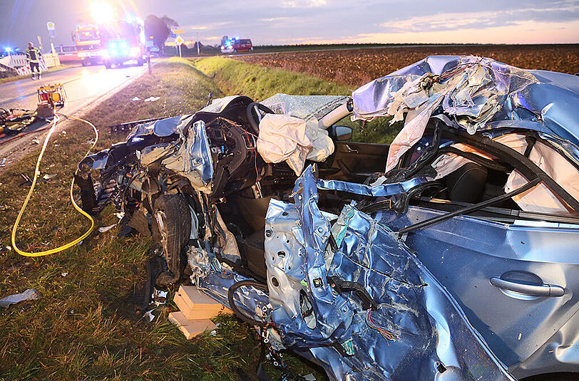 Schrecklicher Verkehrsunfall auf der Staatsstraße 2084 bei Erding. Ein Autofahrer ist nach einem Lkw-Zusammenstoß ums Leben gekommen. Die Bilder von der Unfallstelle.