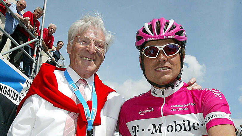 Die Schweizer Radsport-Legende Ferdy Kübler im Juni 2005 mit dem deutschen Profi Jan Ullrich.