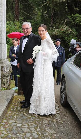 Die Braut Deniz Kaya kommt mit ihrem Vater Metin zu ihrer Trauung.
