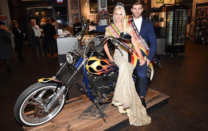 Die Sieger Verena Mann und Marco Schmidt auf einer Harley Davidson.