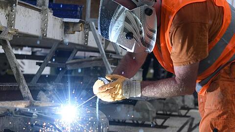 Nach Schätzungen der IAB-Ökonomen bricht die deutsche Wirtschaft wegen der Corona-Krise massiv ein.