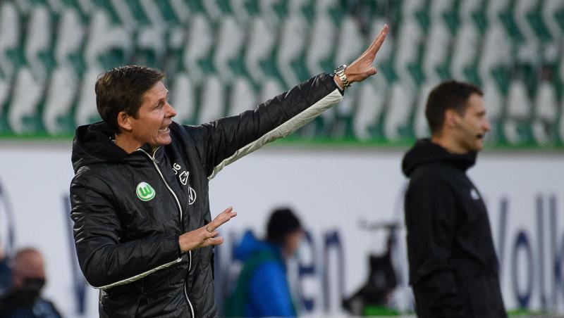 Wolfsburgs Trainer Oliver Glasner gestikuliert am Spielfeldrand.