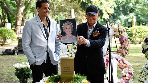 Frederic von Anhalt posiert mit Urne und Porträt von seiner verstorbenen Ehefrau Zsa Zsa Gabor. Daneben: der zukünftige Adoptiv-Sohn Kevin.